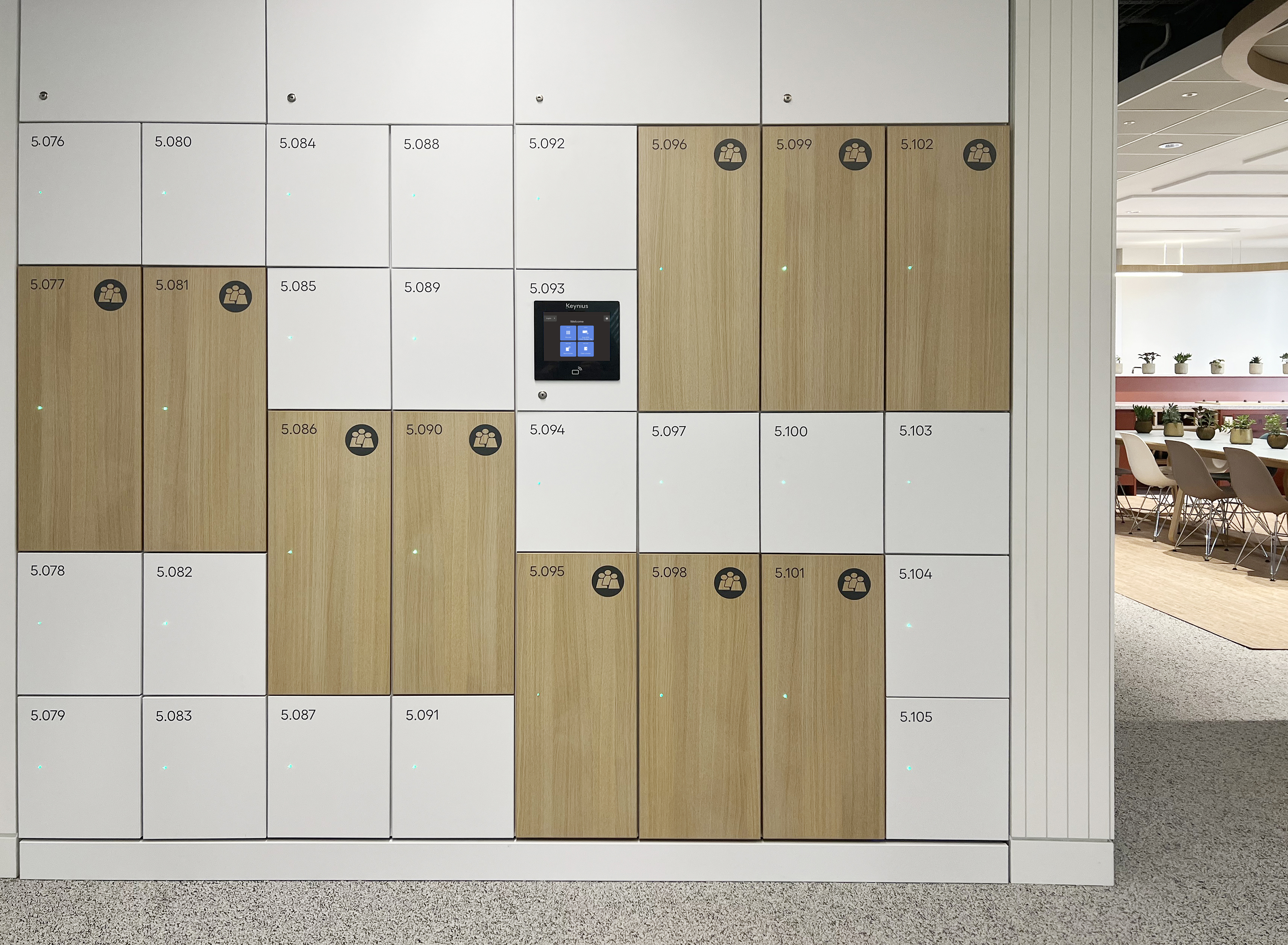Strakke witte lockers met touchscreen als onderdeel van een opgeruimde en effici&euml;nte kantoorinrichting