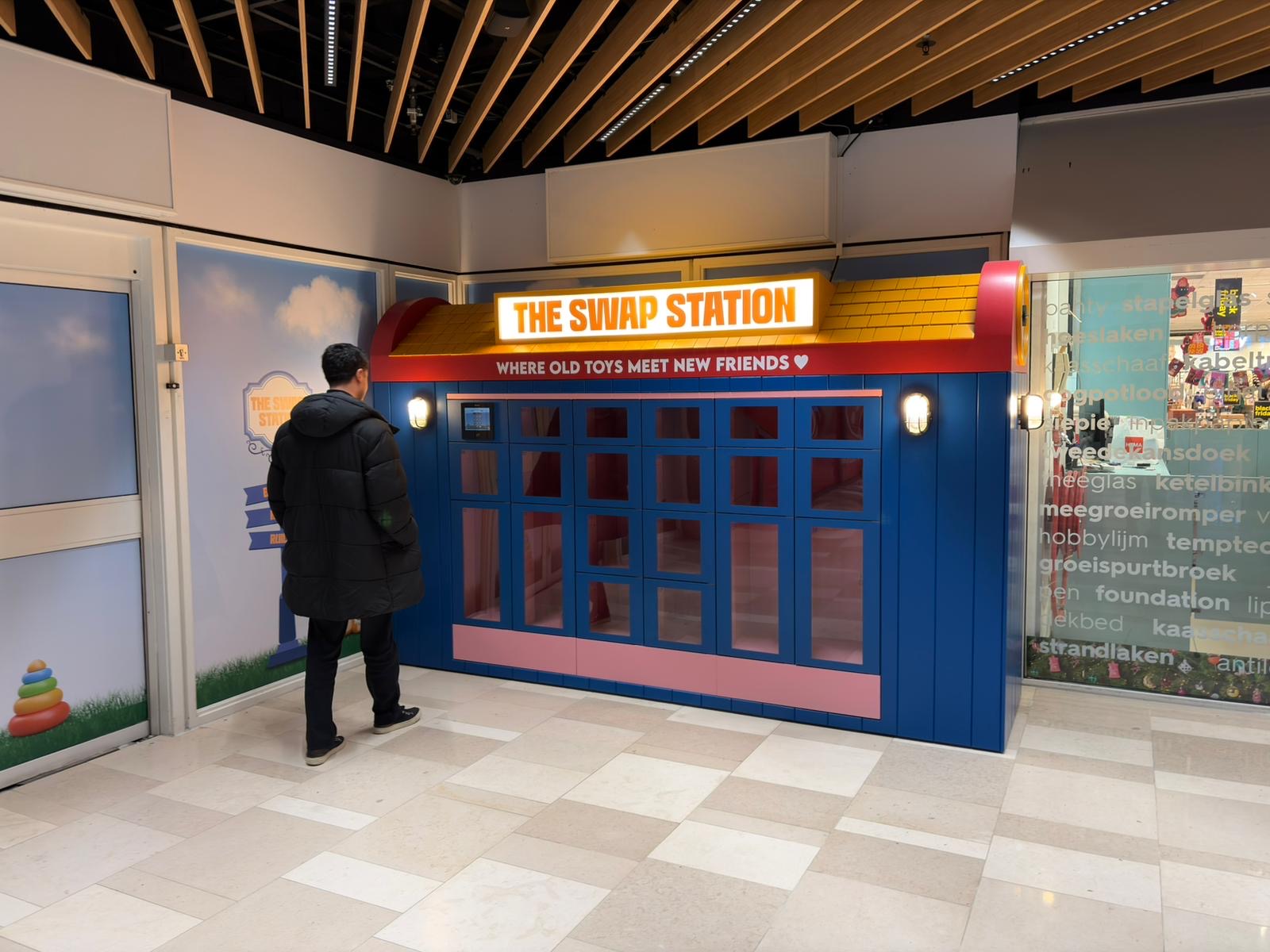 Overzicht van verschillende lockertypes zoals standaard lockers, slimme lockers en dubbele lockers in &eacute;&eacute;n opstelling