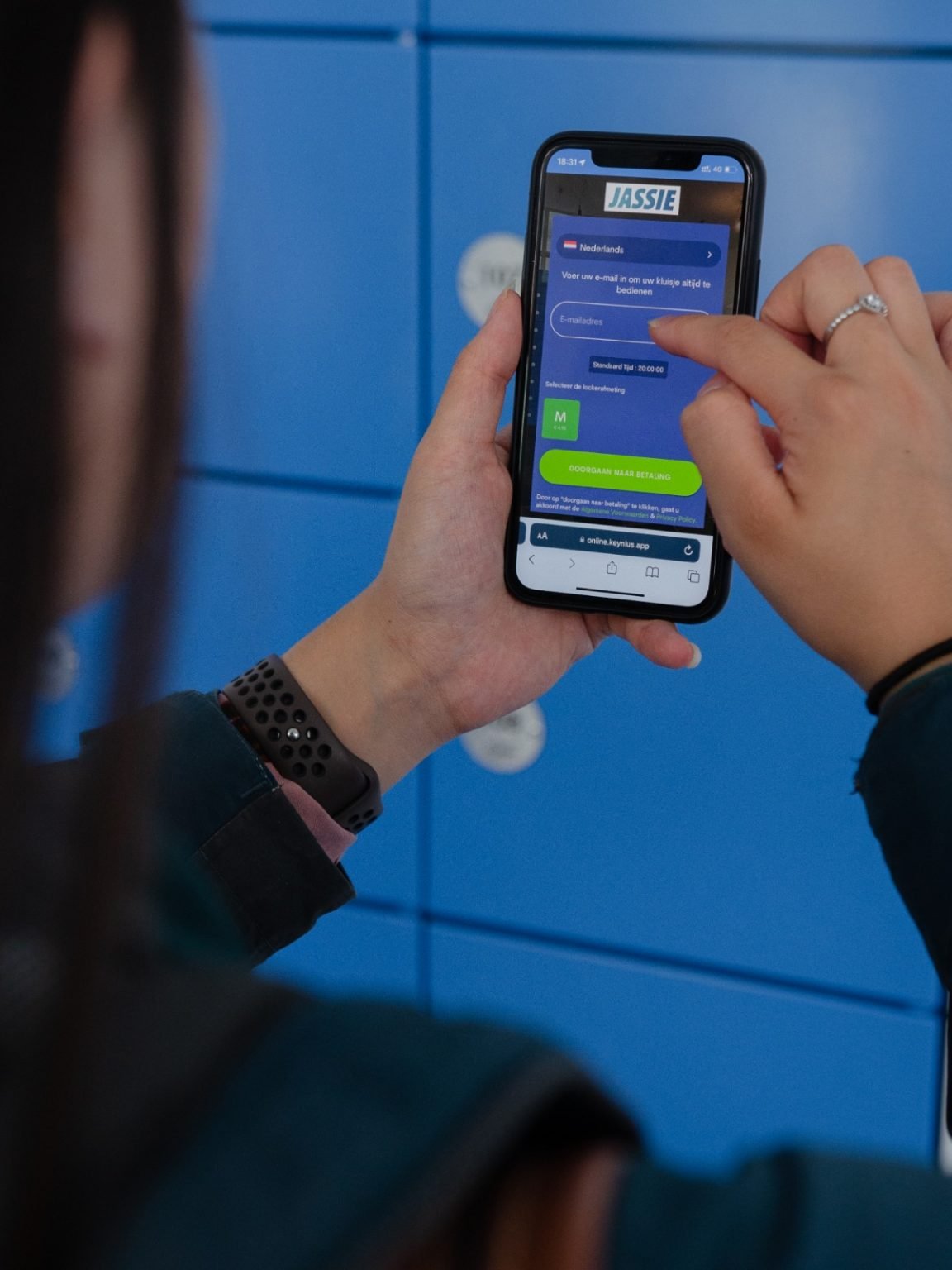 Slimme lockers met centraal touchscreen voor digitaal beheer en toegangscontrole.