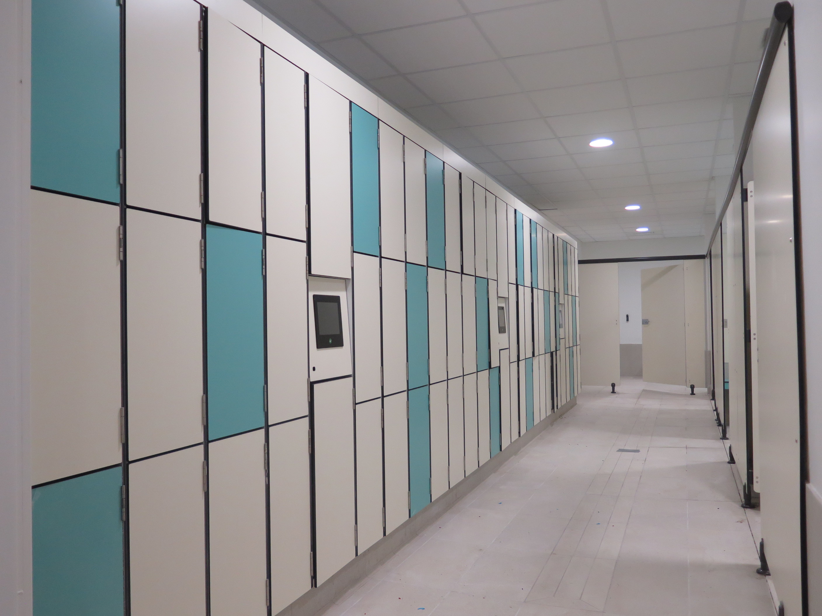 Vergelijking van lockers in staal, hout en HPL met verschillende uitstraling en toepassingen