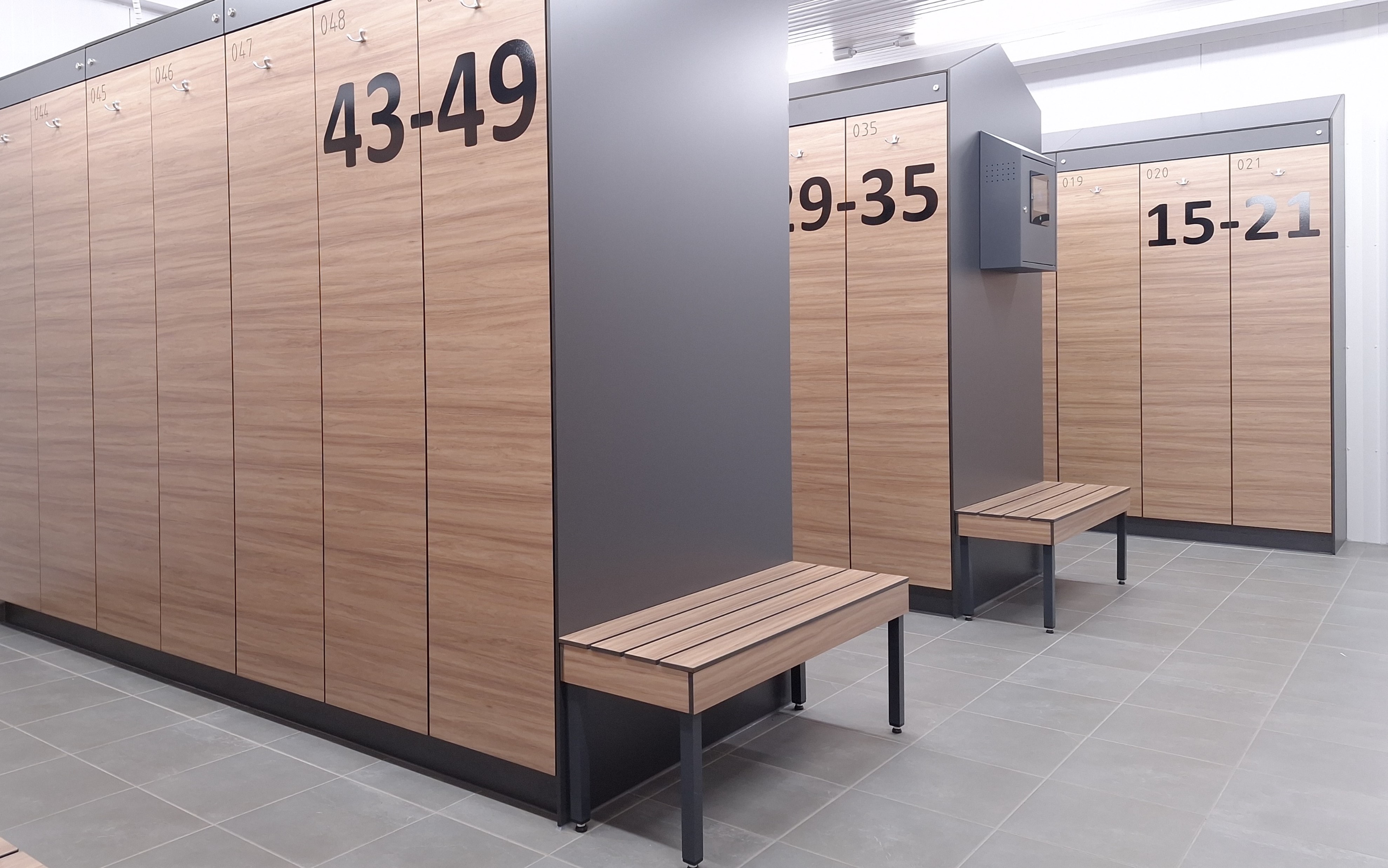 Kledinglockers in een professionele kleedruimte voor hygi&euml;nische opslag van kleding