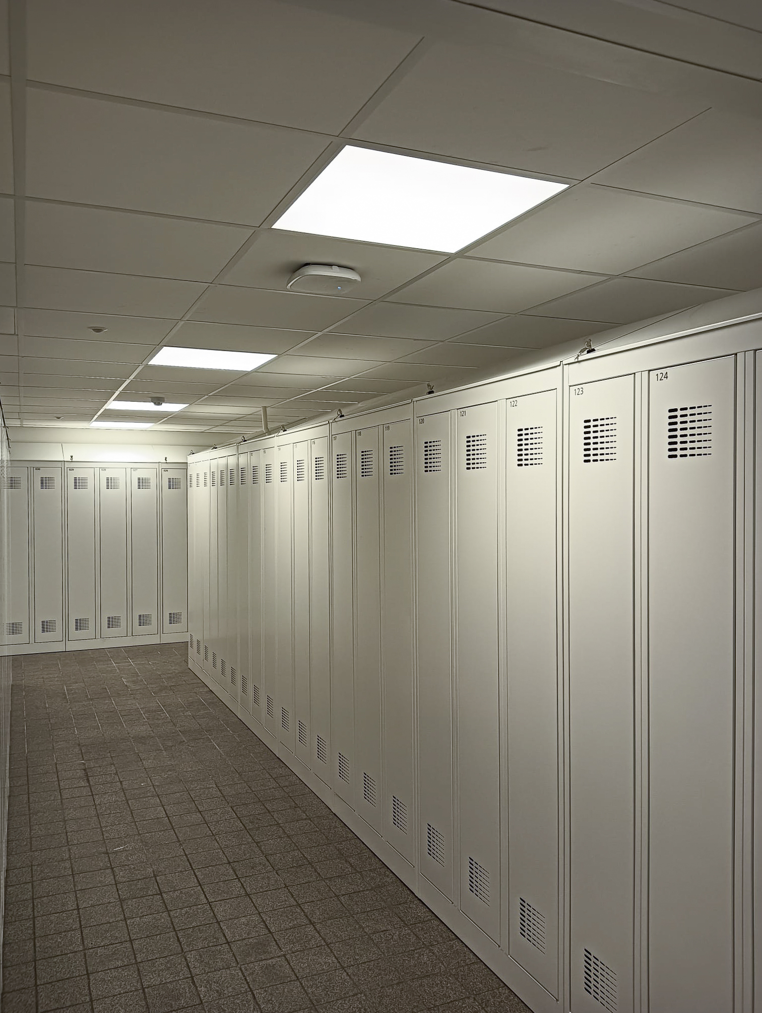 Zorglockerkast met scheidingswand voor schone en vuile kleding in hygi&euml;nische zorgomgeving