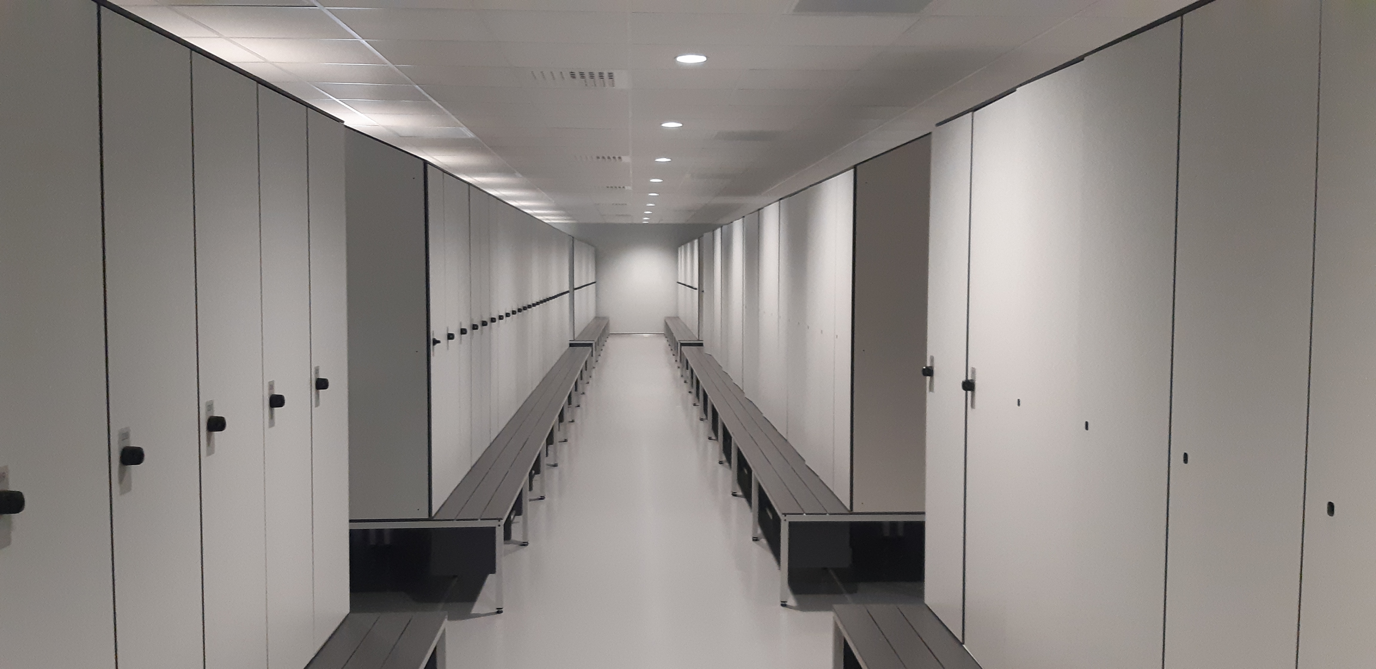 Casier vestiaire &agrave; double compartiment pour la s&eacute;paration des v&ecirc;tements de travail propres et sales