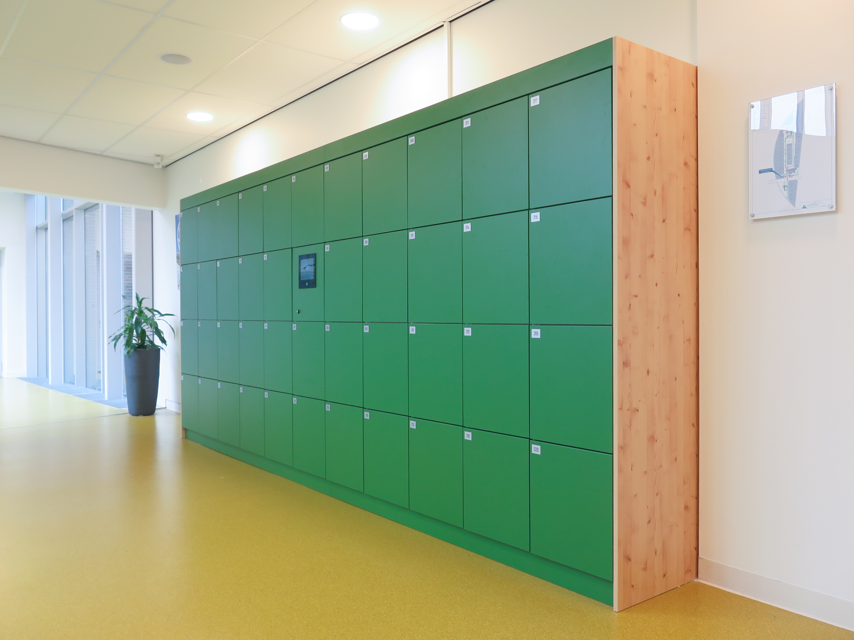 Schoollockers in gang van onderwijsgebouw voor veilige en georganiseerde opslag