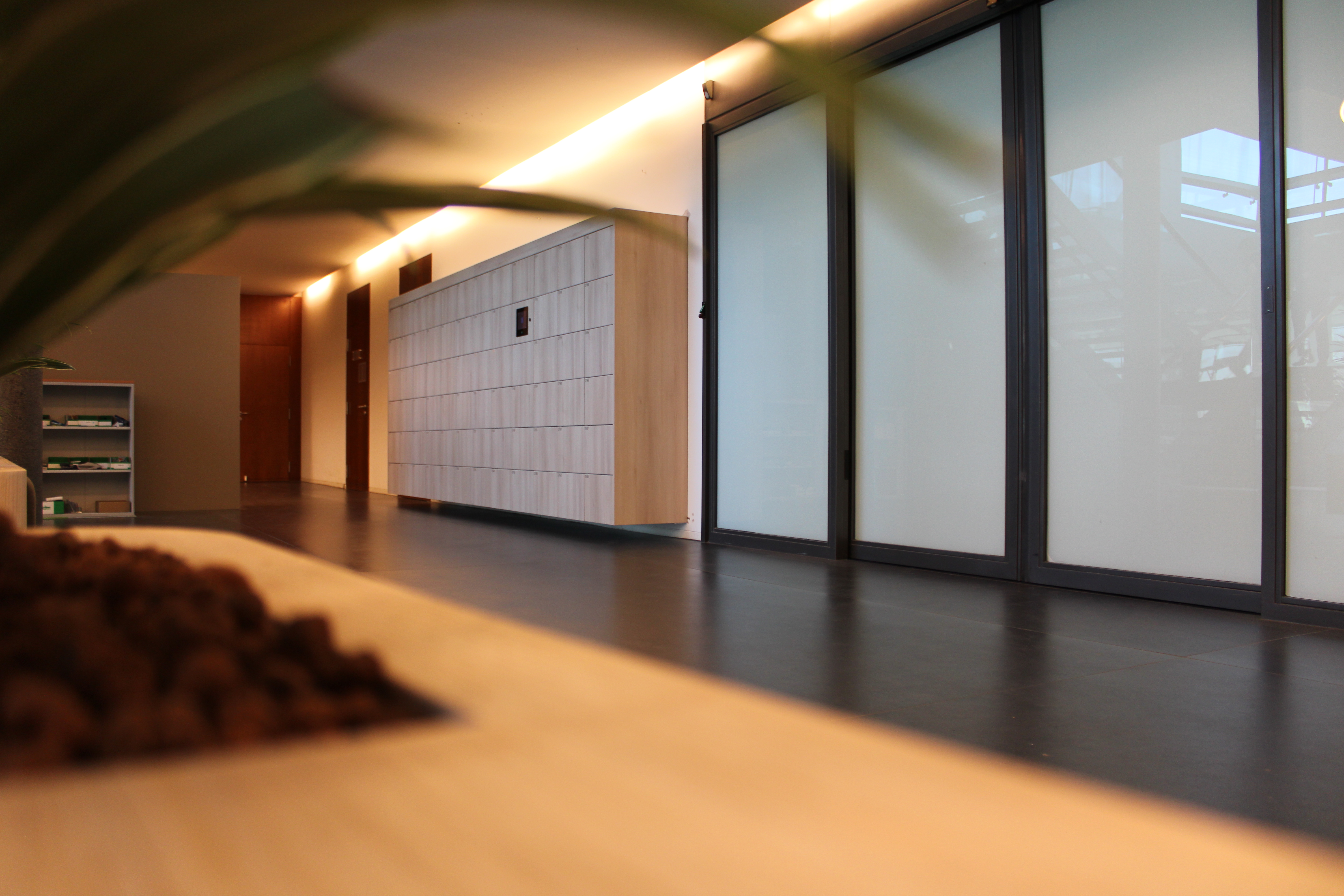 Moderne kantoorlockers in flexwerkomgeving voor clean desk beleid