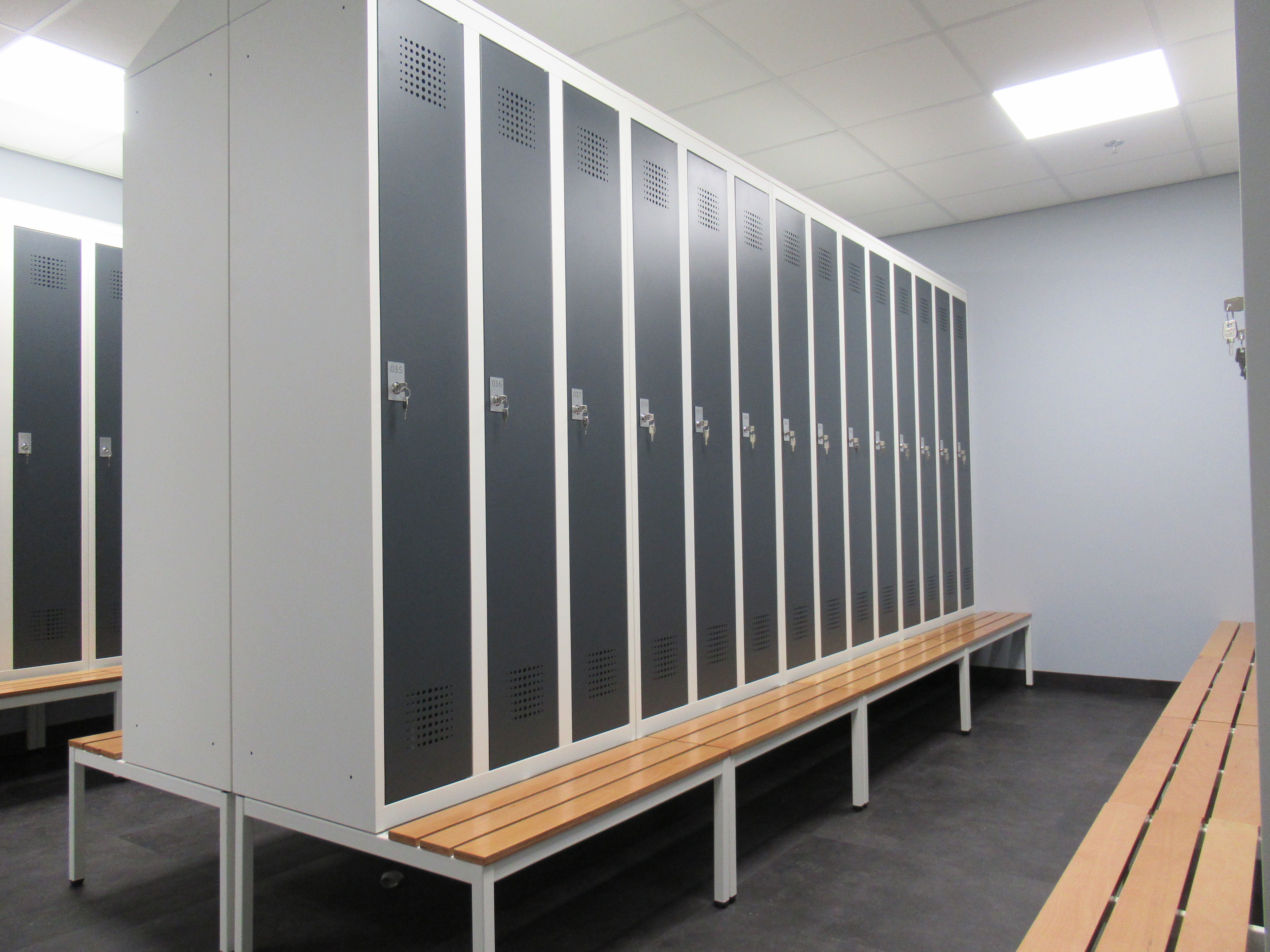 Omkleedruimte met lockerkasten voor veilige en Arbo-conforme opslag van werkkleding