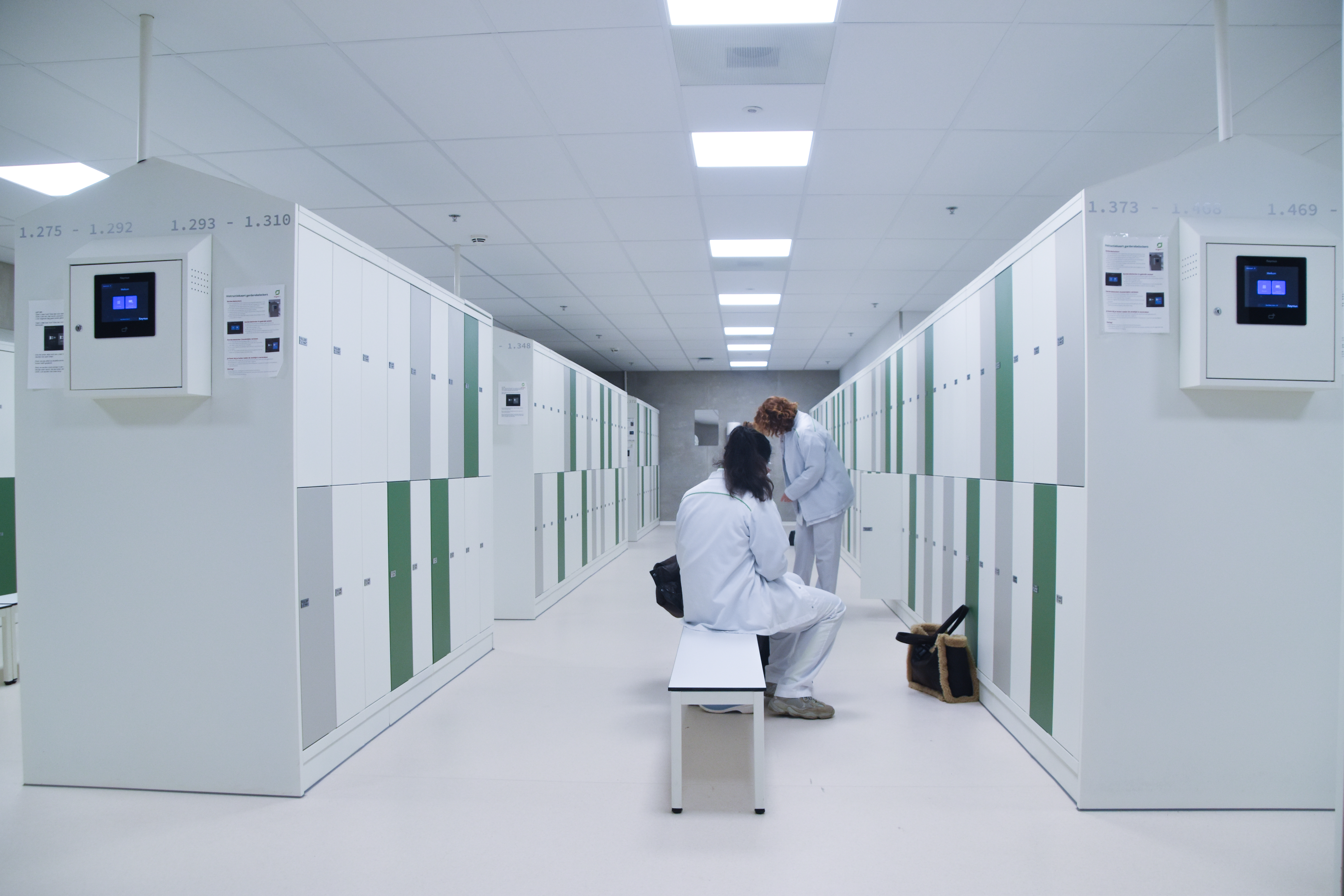 Lockerkasten toegepast in verschillende sectoren zoals kantoor, onderwijs en zorg