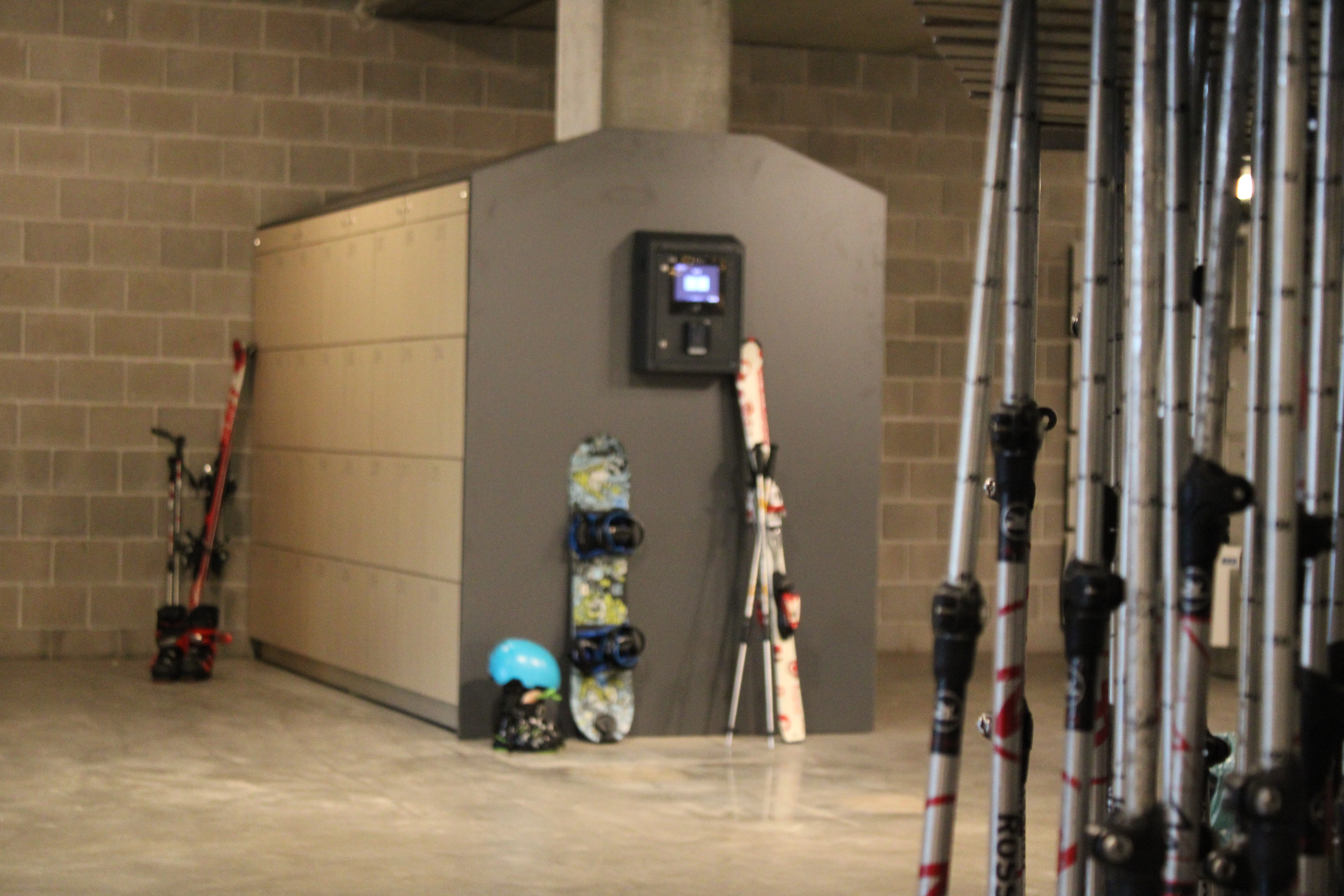 Wasserbest&auml;ndige RVS-Sportschlie&szlig;f&auml;cher im Schwimmbad mit rutschfestem Boden