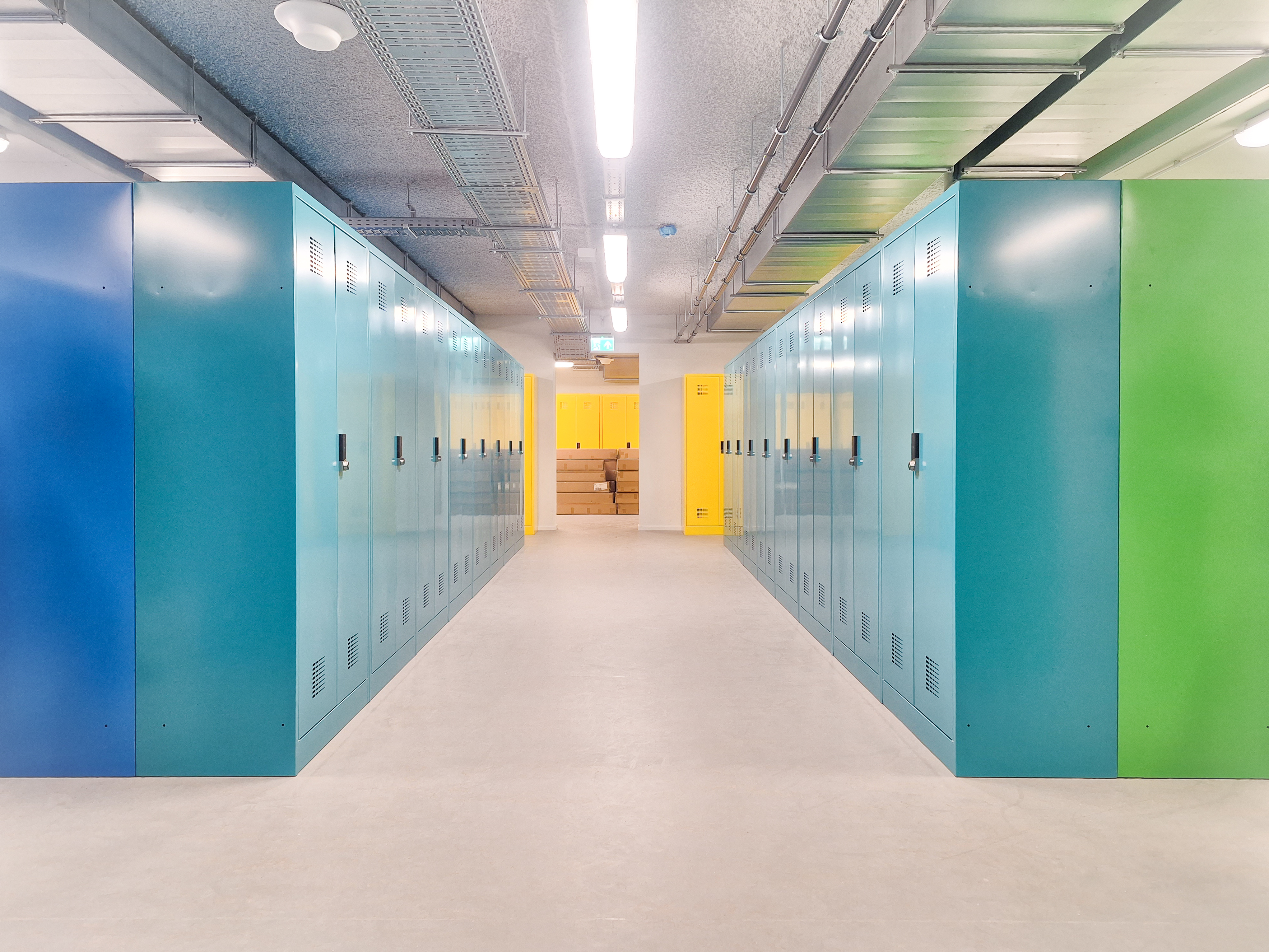 F&uuml;r Notf&auml;lle eingerichteter Spind mit Erste-Hilfe-Material, Funkger&auml;ten, Schl&uuml;sseln und BHV-Westen f&uuml;r eine schnelle Intervention