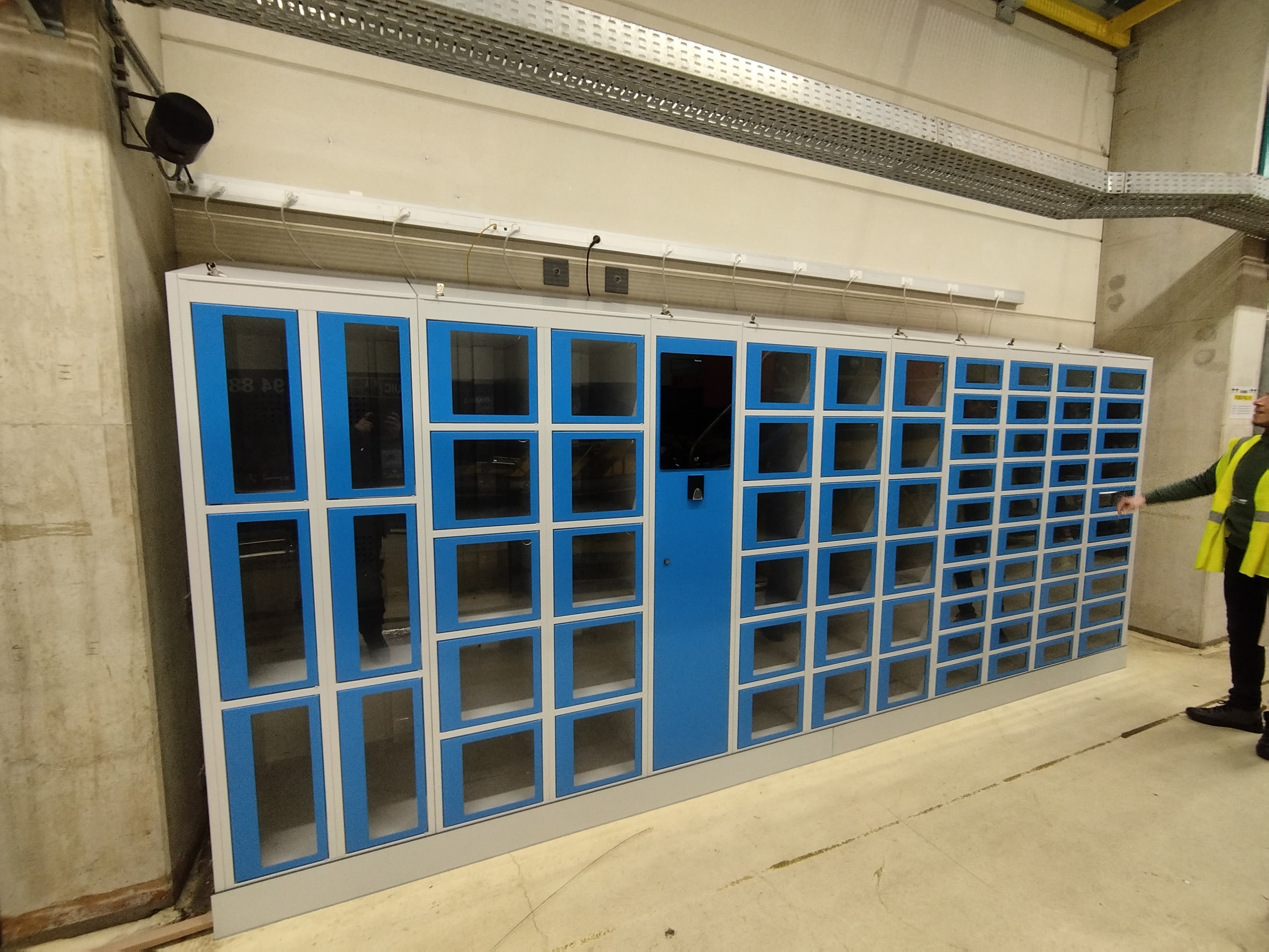 Slimme lockerkasten in een logistieke omgeving voor opslag, overdracht en gereedschapsbeheer