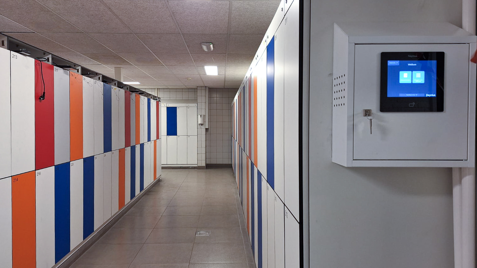 Schlie&szlig;fachwand mit KI-Visualisierung, die Predictive Maintenance symbolisiert