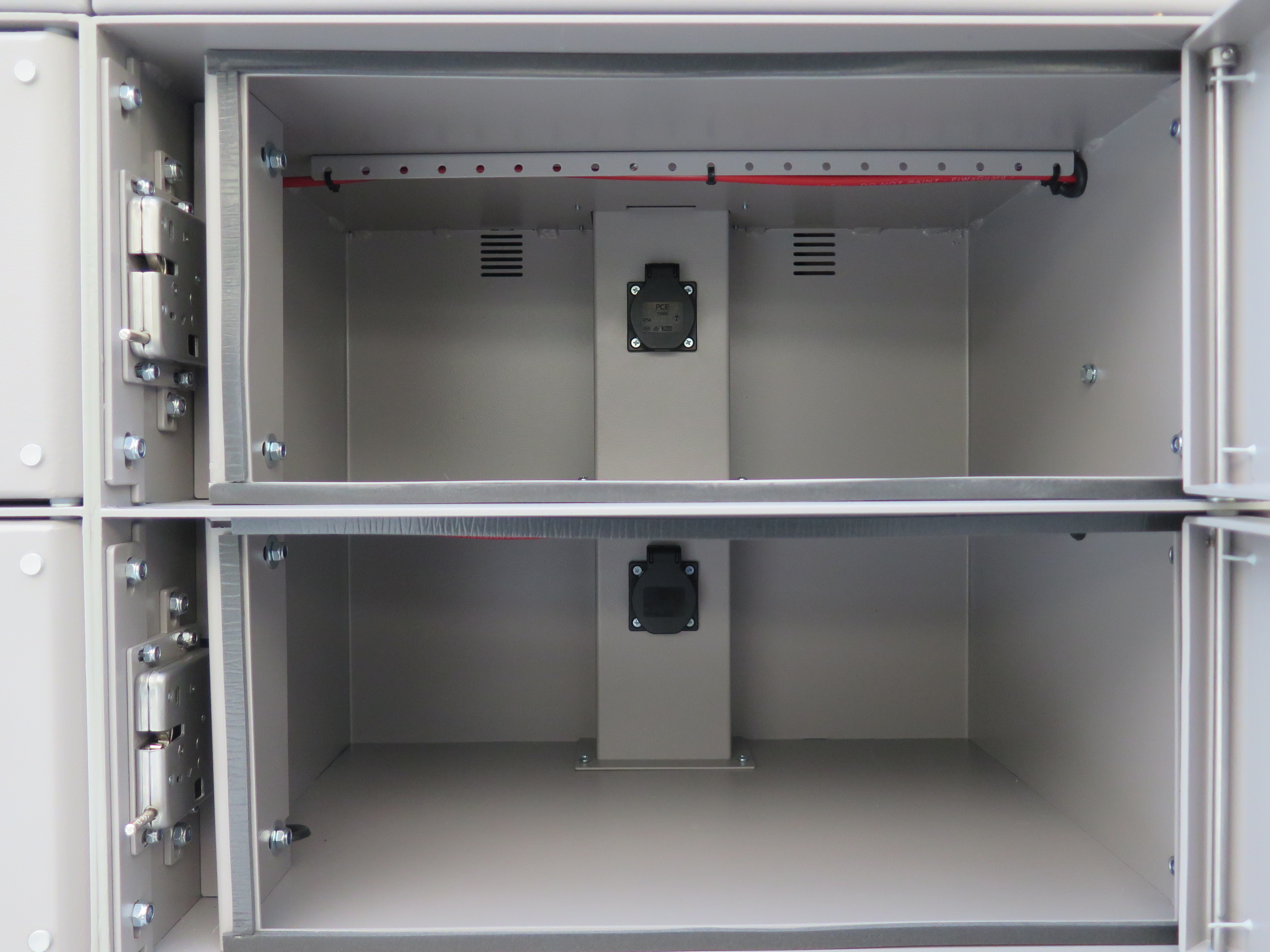 Lockers met ge&iuml;ntegreerde stroomvoorziening voor het opladen van laptops en telefoons