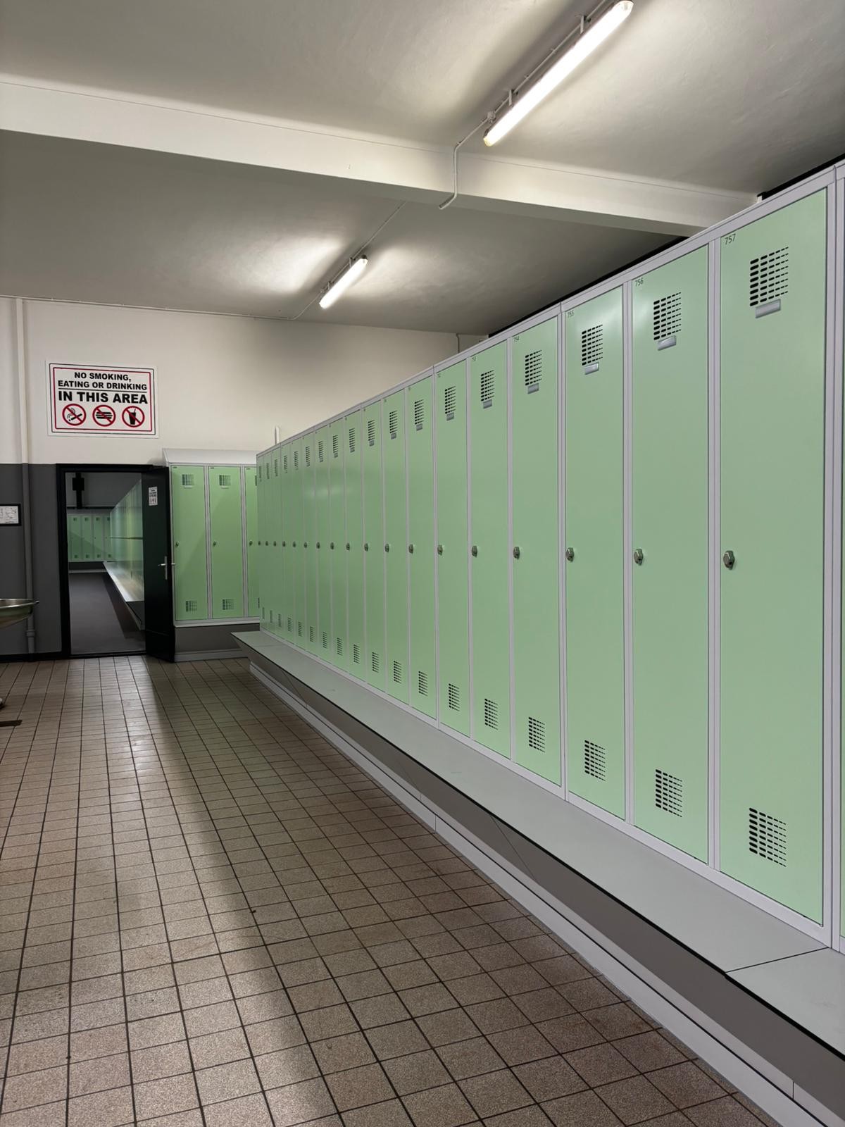 Lockerkast uit jaren &rsquo;60&ndash;&rsquo;80 met ventilatiegleuven en dubbele compartimenten