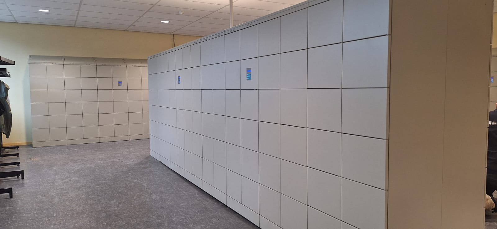 Lichte schoolgang met moderne lockers in rustige kleuren die structuur en veiligheid bieden