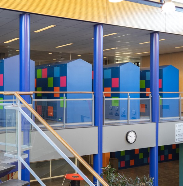 Schoollockers in gang van onderwijsgebouw voor veilige en georganiseerde opslag