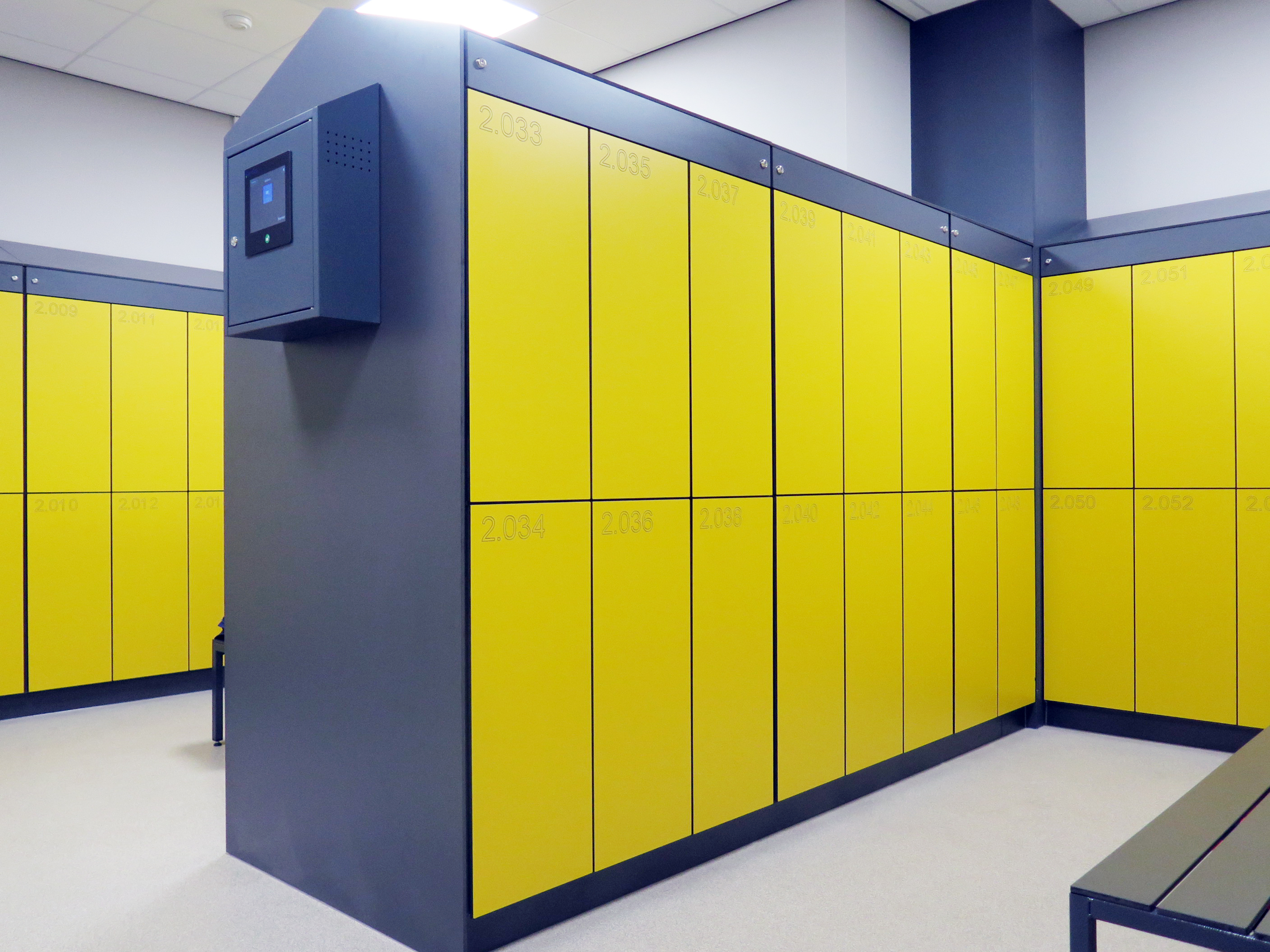 Intelligente Schlie&szlig;f&auml;cher mit Touchscreen f&uuml;r digitale Verwaltung und Nutzerregistrierung