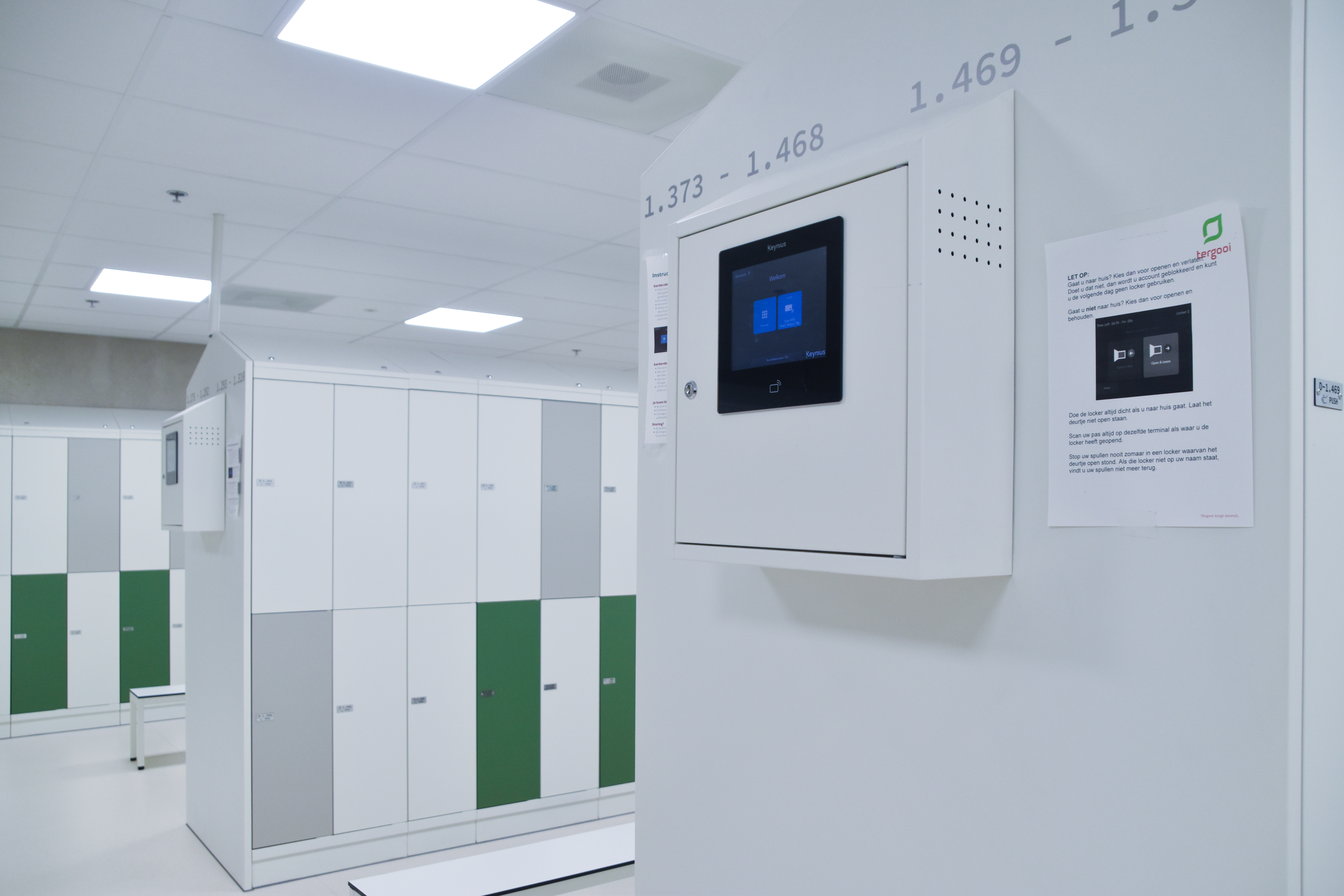 Detail van lockerindeling met legbord, kledingroede en ventilatie