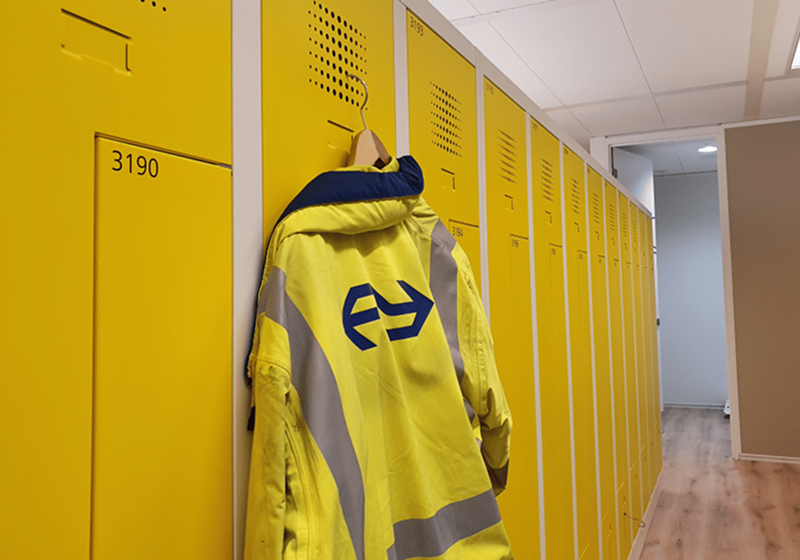 nederlandse-spoorwegen-ns-elektrische-kledinglockers-small-image-2