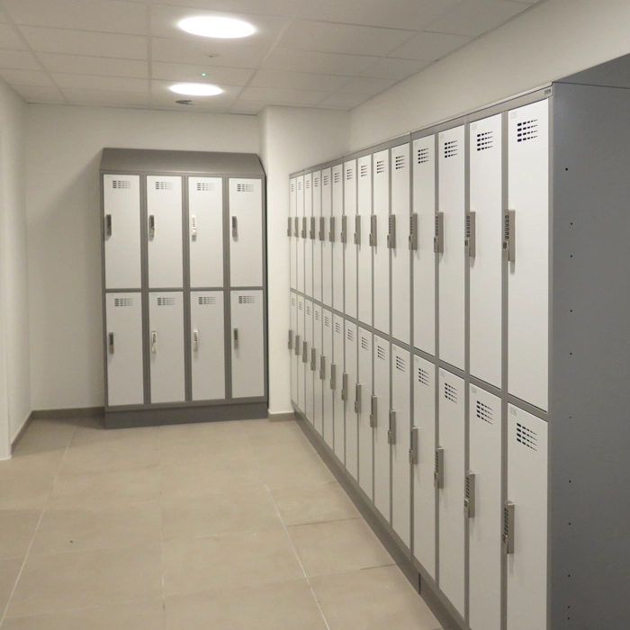 Halfhoge lockerkast voor 4 personen met legbord en kledingroede +