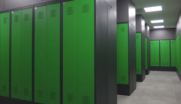 Kledinglockers in de kleuren antraciet en groen in een kleedruimte